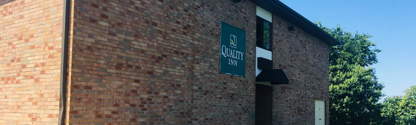 The side wall of the Grand Rapids hotel in 2019, its brick a blend of red, brown and grey running the length of the wall