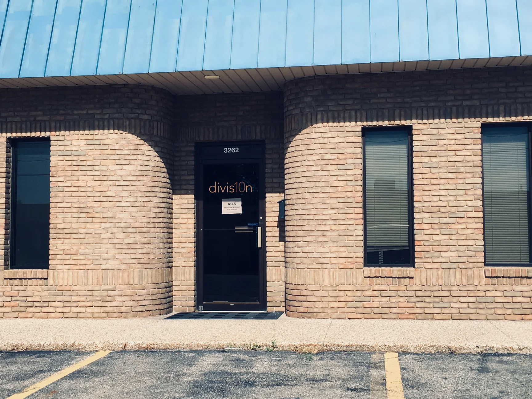 Close on the door and the right hand curved bay in 2019, the radial shape brick on the curve and the flat brick beside the window sharing one tan and salmon range