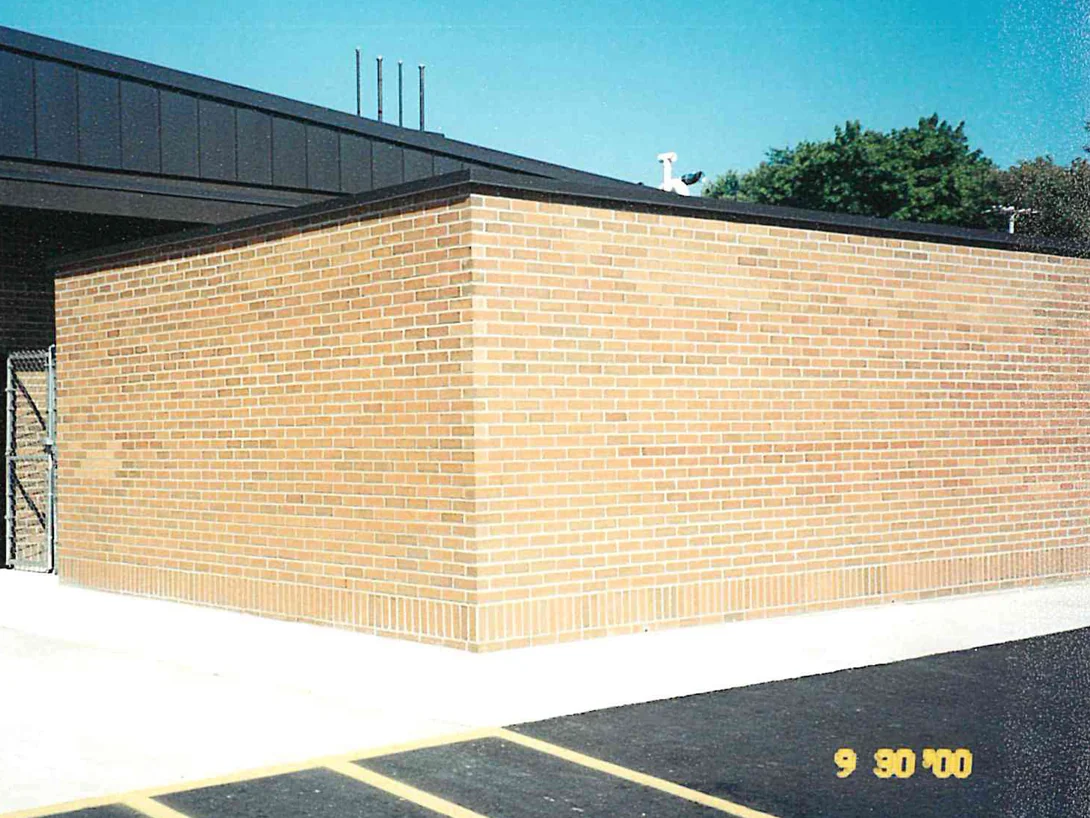 An outside corner of the single-story wing in 2000, the brick one flat tan with almost no variation between units